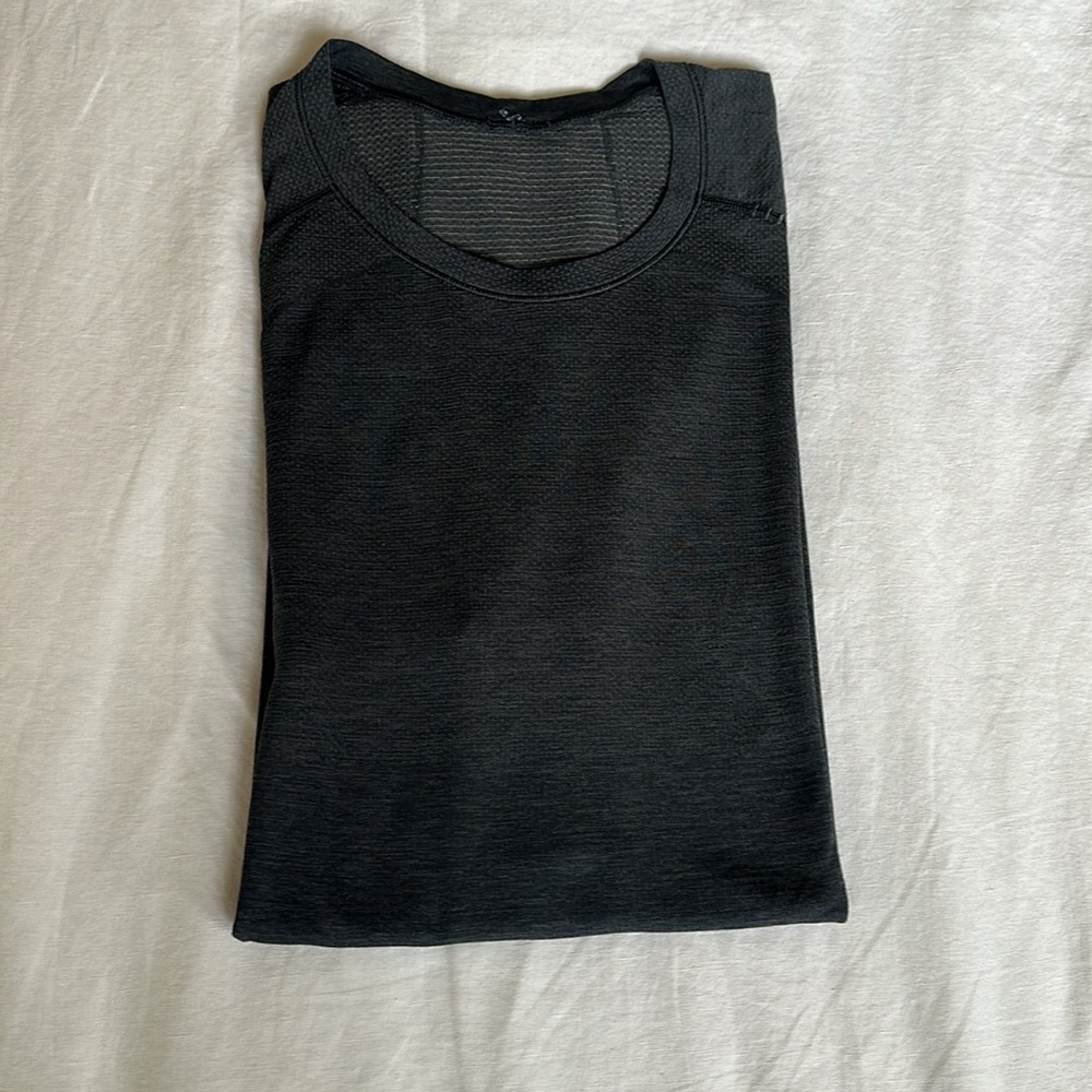 Lululemon Men's Dark Gray T-Shirt - Picture 4 of 4